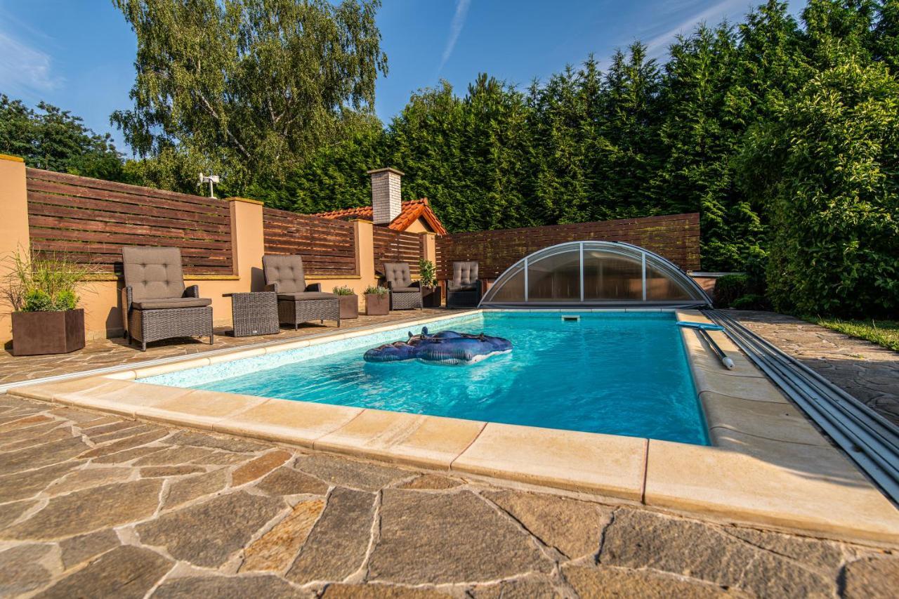 Villa With Pool & Sauna In Beer Village Velké Popovice Dış mekan fotoğraf