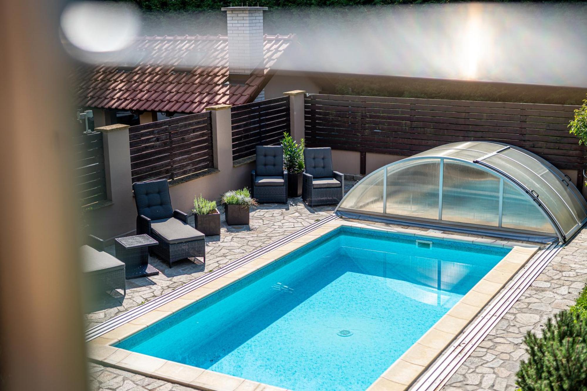 Villa With Pool & Sauna In Beer Village Velké Popovice Dış mekan fotoğraf