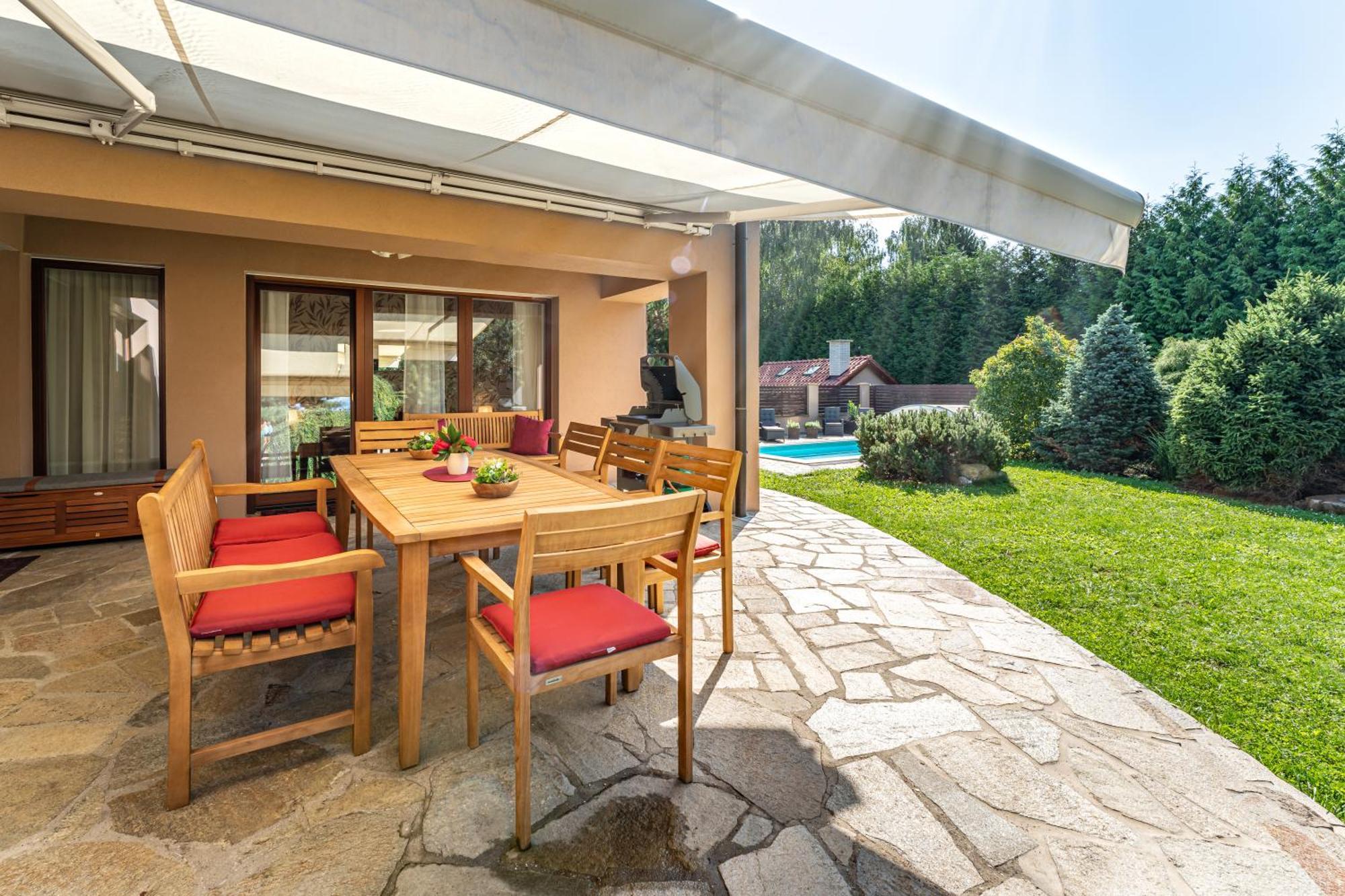 Villa With Pool & Sauna In Beer Village Velké Popovice Dış mekan fotoğraf