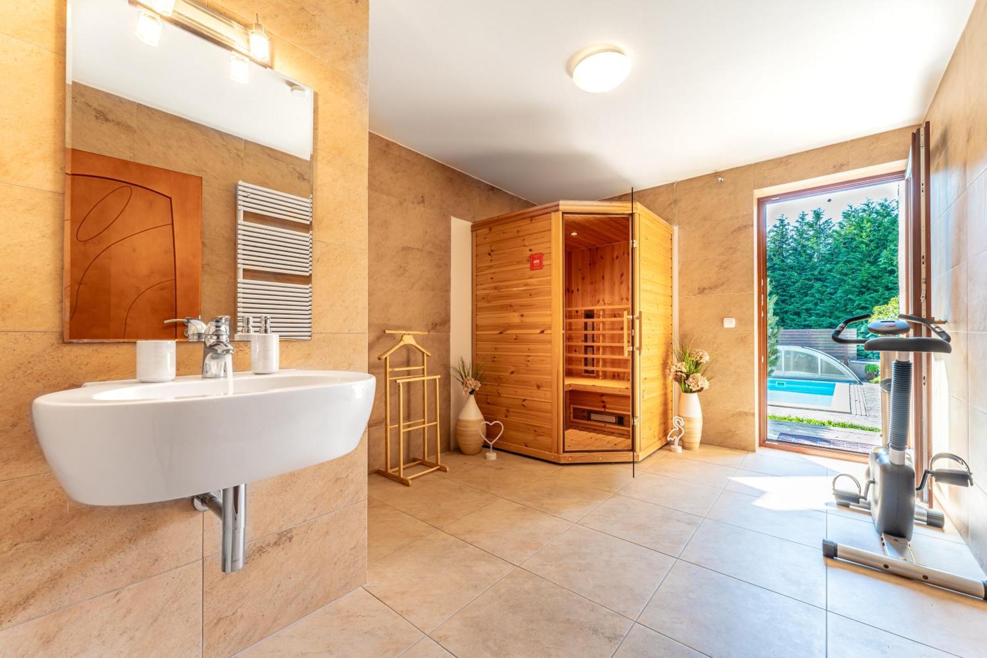 Villa With Pool & Sauna In Beer Village Velké Popovice Dış mekan fotoğraf